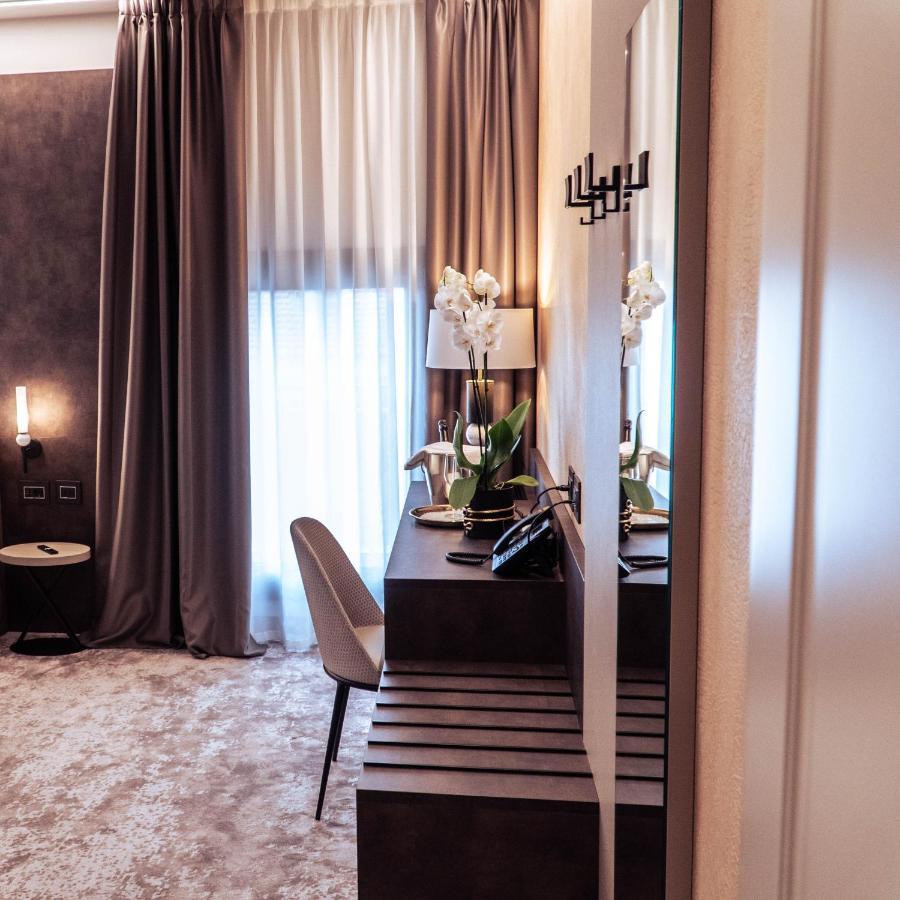 Hotel De Amicis Moglia Екстериор снимка